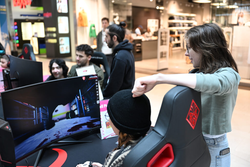 Zwei Gamer von Hinten Zwei Gamer von Hinten